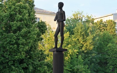 Скульптура «Мальчик с кураем»
