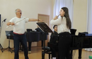 В Уфе прошла творческая встреча с известным швейцарским флейтистом Кристианом Деляфонтеном