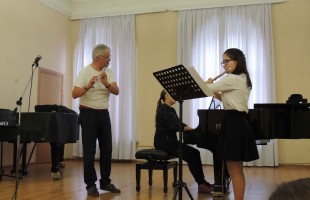 В Уфе прошла творческая встреча с известным швейцарским флейтистом Кристианом Деляфонтеном