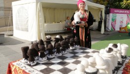 На фестиваль «Айда играть» Асия Гайнуллина привезла шахматы из войлока